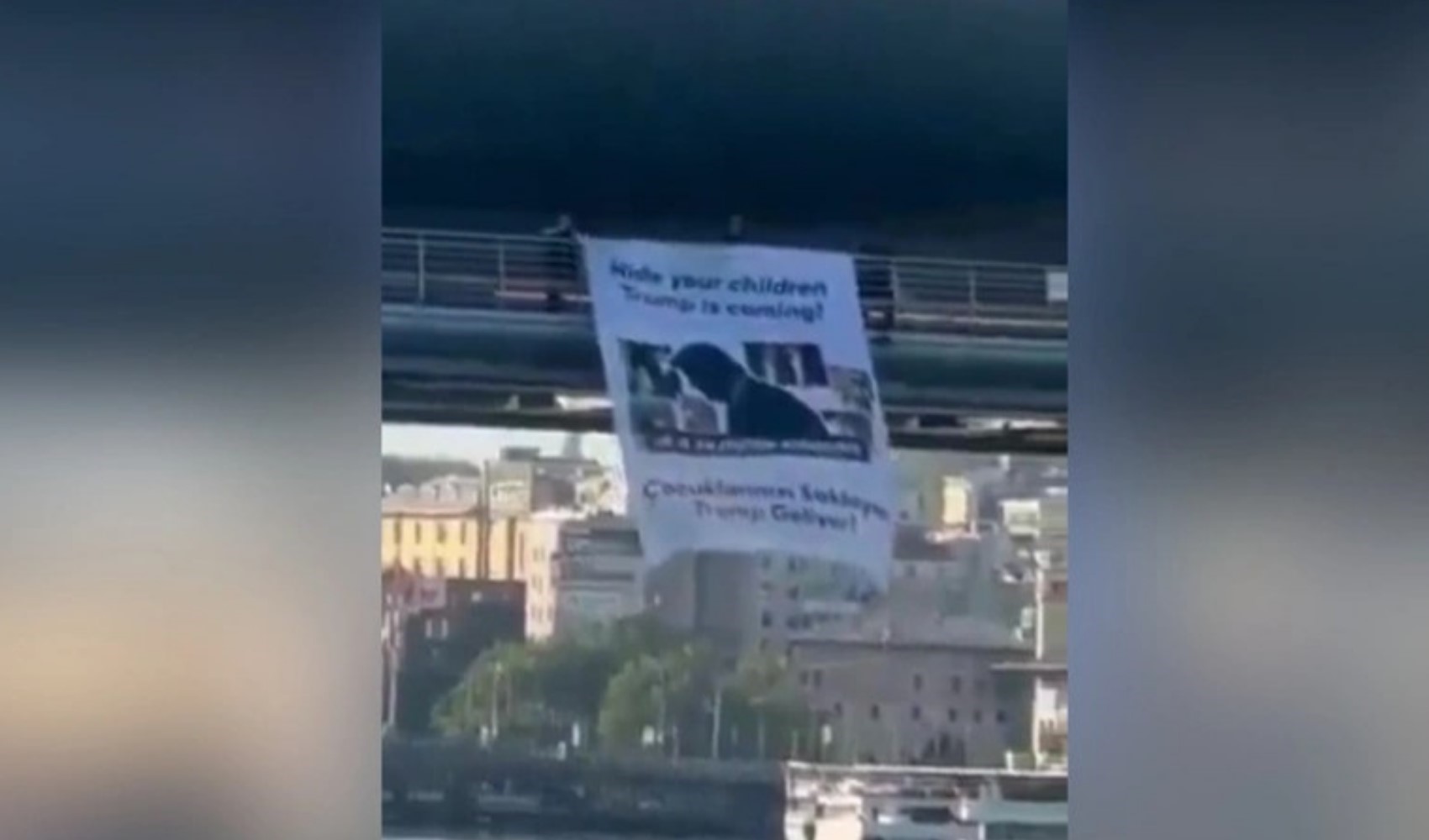 Trump'a NATO Zirvesi öncesi Haliç'te pankartlı protesto! 'Çocuklarınızı saklayın' mesajı
