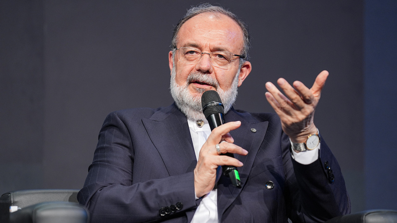 ‘Sarıklı cübbeli kardeşlerimiz dini zehirliyor’