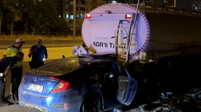 Adana'da akaryakıt yüklü tankere çarpan otomobilin sürücüsü öldü