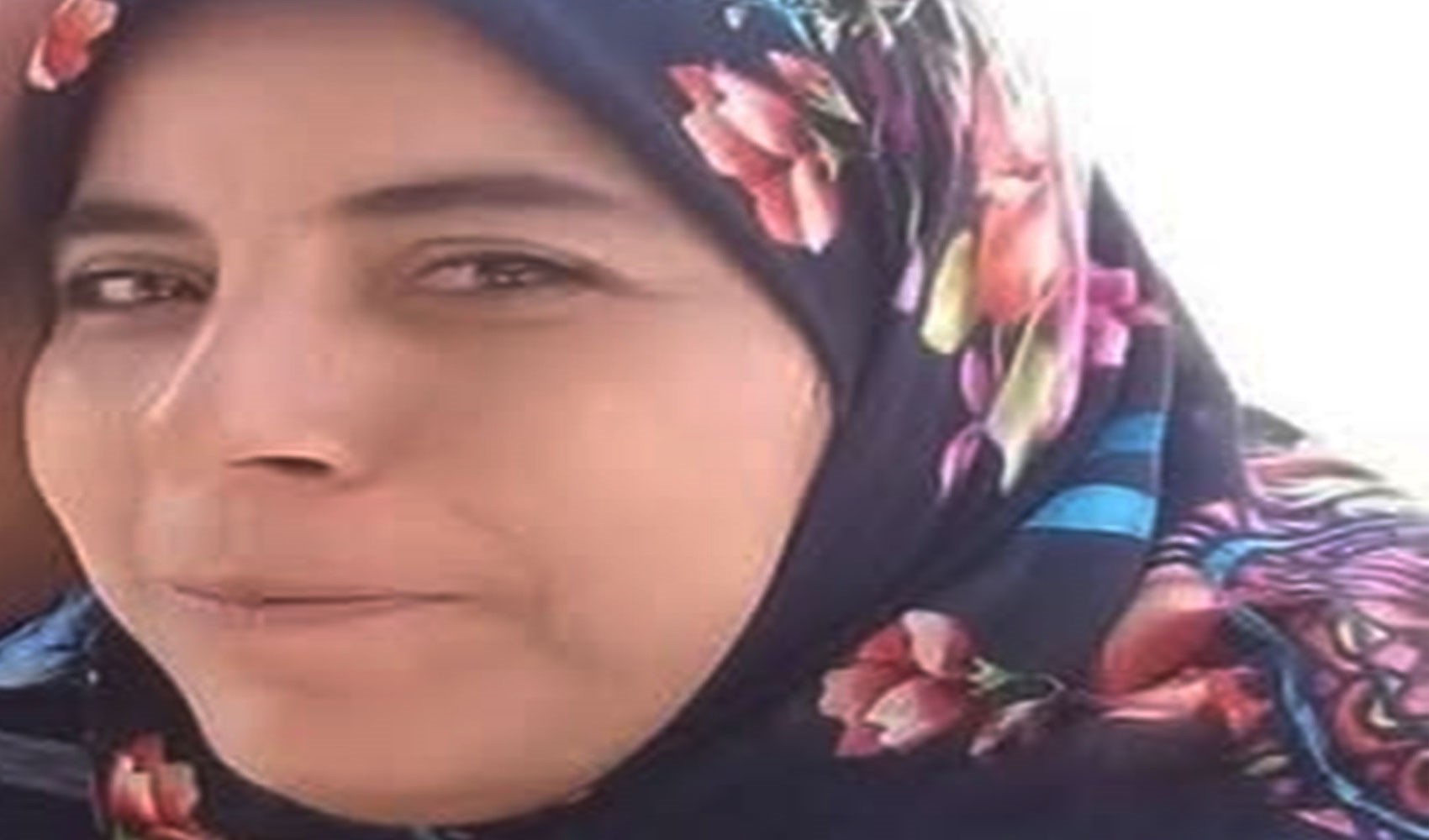 İki çocuk annesi kadın eşi uyurken kendini astı