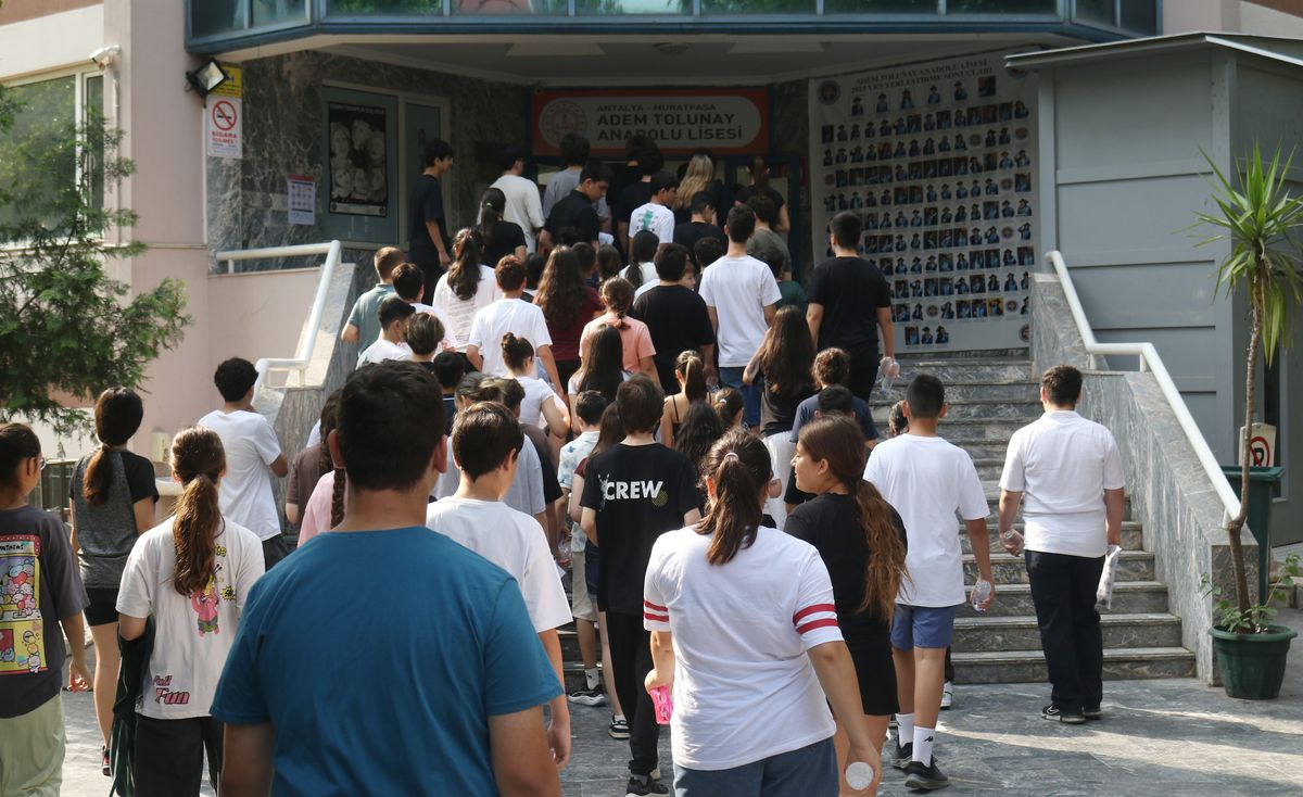 Antalya'da LGS sınavına giren öğrencilerin aileleri heyecanla bekledi