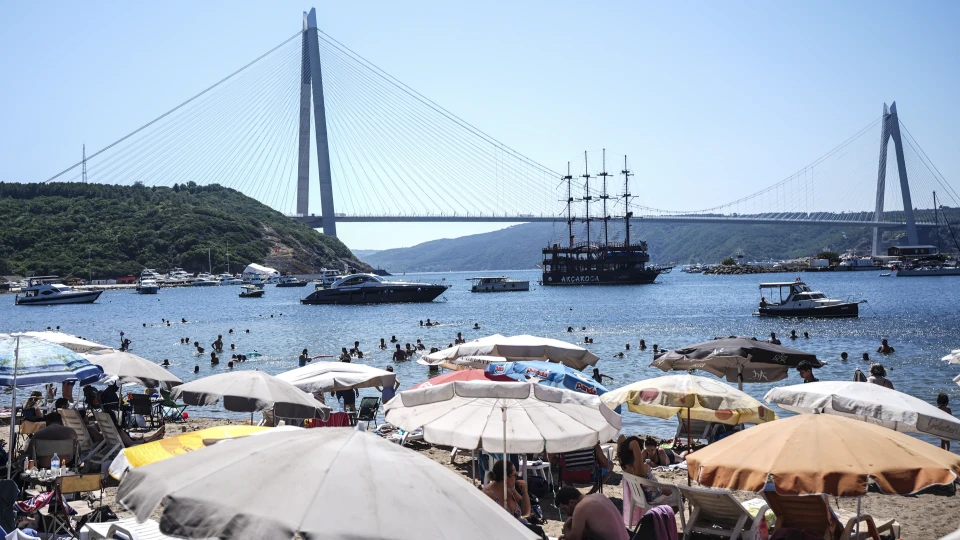 Termometreler 30 dereceyi gördü: İstanbul'da sıcaklıktan bunalan kendini sahile attı