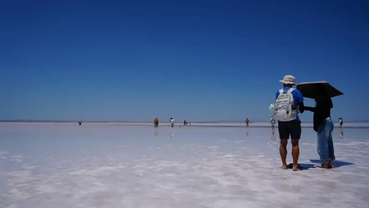 Pembe renge bürünen göl, şifa arayanların ve turistlerin akınına uğruyor!