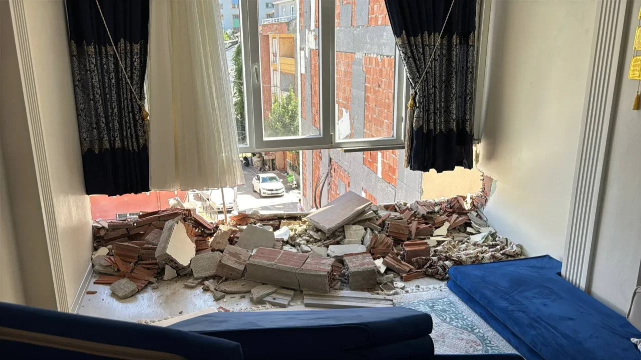 Tedbirsiz yıkım dehşet saçtı: Duvarlar çöktü, iş makinesi operatörü olay yerinden kaçtı
