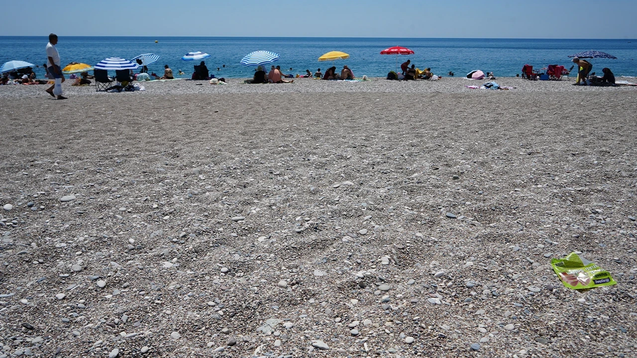 Antalya'da şoke eden manzara: Metrekarede yüze yakın sigara izmariti