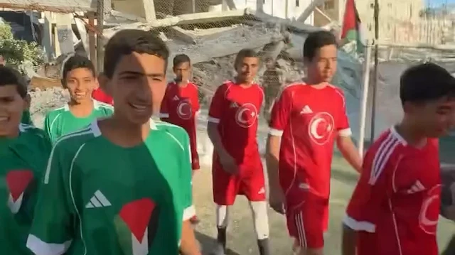 Gazze’de anlamlı dostluk maçı: Filistinli ve Türk formalı çocuklar sahada, kalpler bir arada