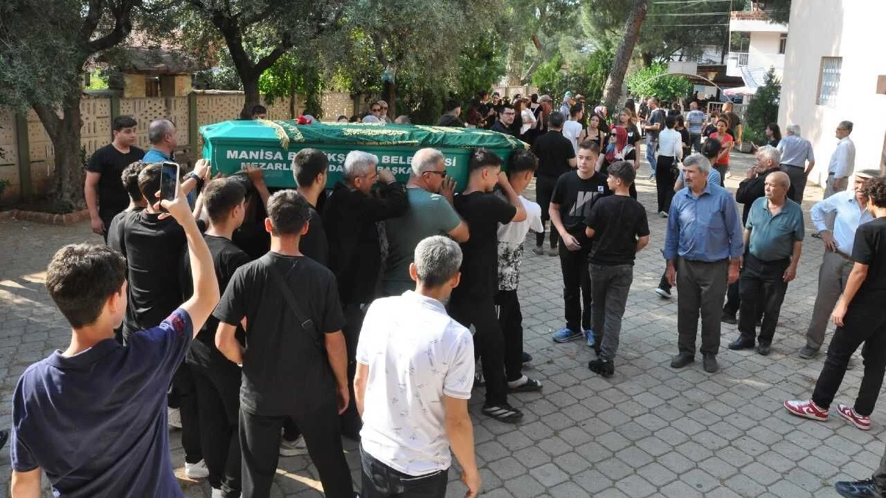Bıçaklı kavgada yaralanan 15 yaşındaki Erdem hayatını kaybetti