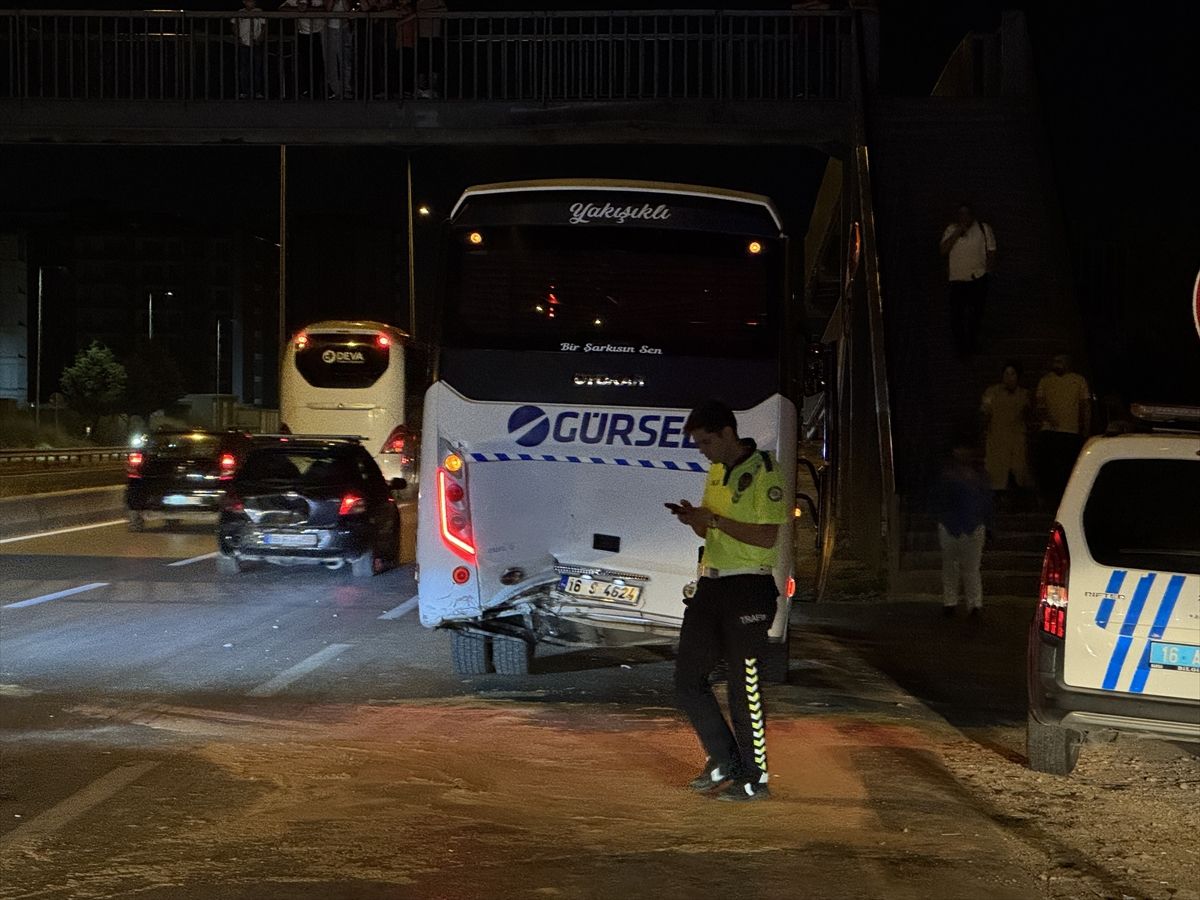 Bursa'da otomobilin işçi servisine çarpması sonucu 6 kişi yaralandı
