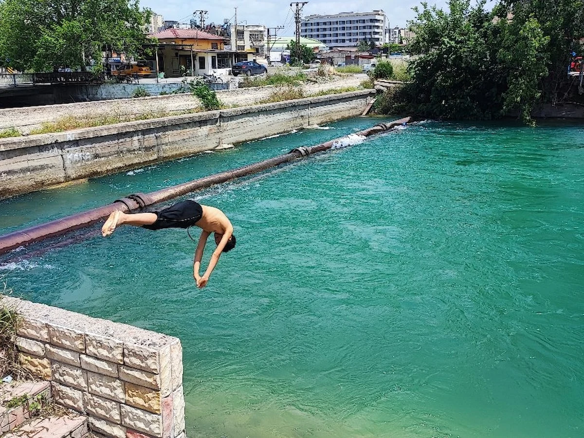 Adana'da 11 kişinin can verdiği sulama kanallarına 'korkmuyoruz' diyerek giriyorlar