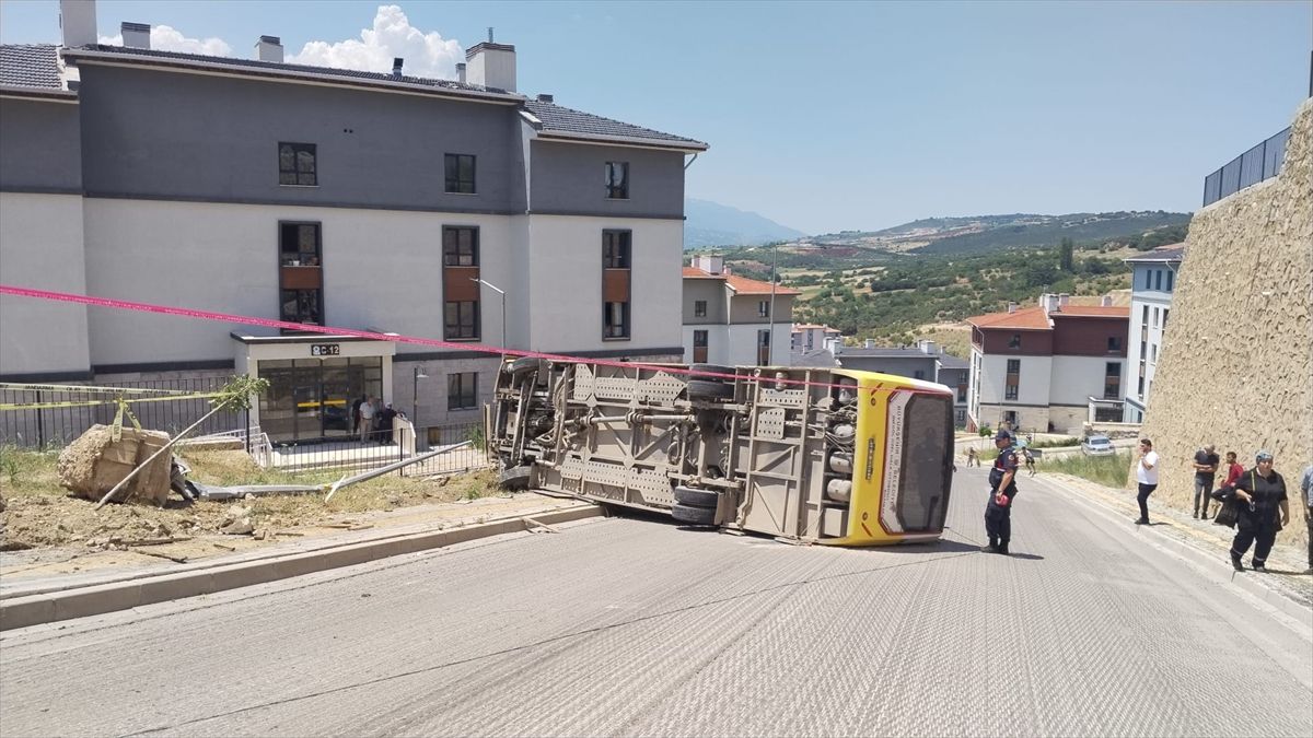 Bursa'da halk otobüsünün devrilmesi sonucu sürücü yaralandı