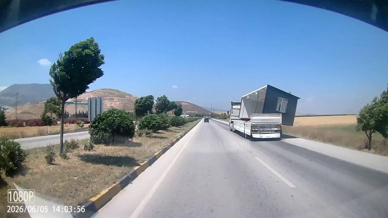 Hatay'da korku dolu anlar: Fırtına tırın konteynerini yerinden söküp attı!