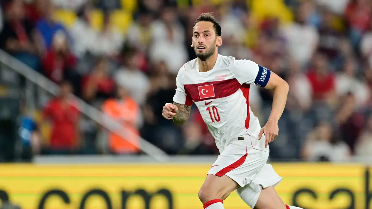 Hakan Safi anlaştığını açıklamıştı: Hakan Çalhanoğlu'na Fenerbahçe sorusu