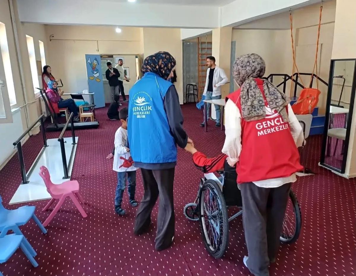 Hamur Gençlik Merkezi'nden özel öğrencilere anlamlı ziyaret