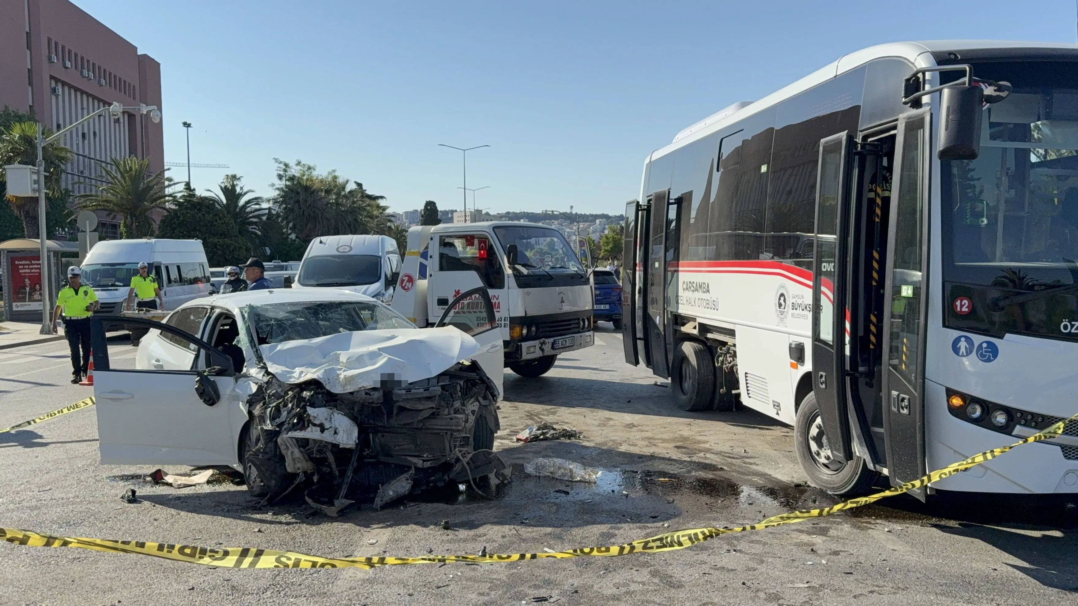 Otomobil ile halk otobüsü çarpıştı: 7 kişi yaralandı