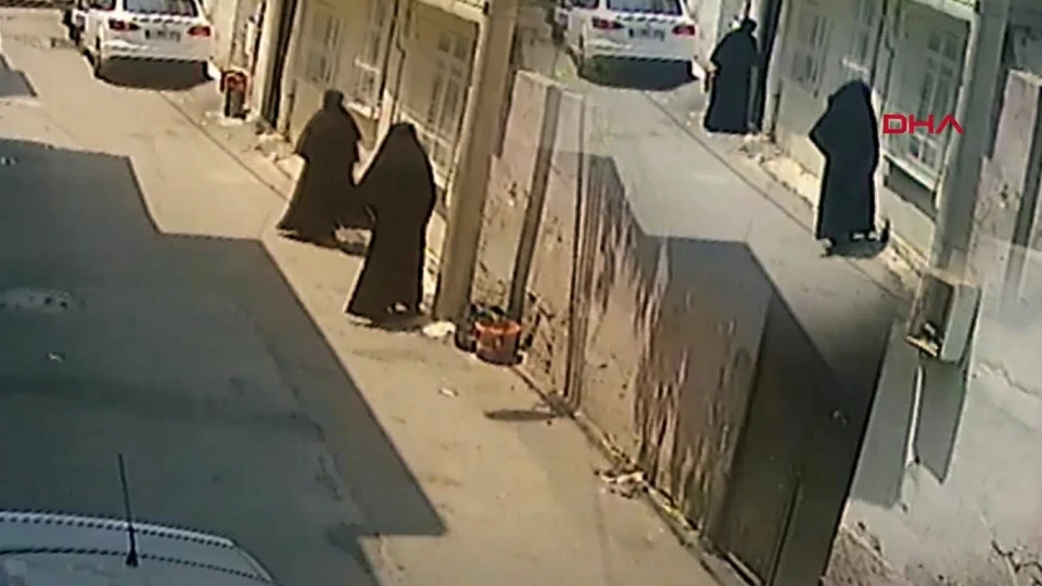 Çarşaf giyip maymuncukla açtıkları evden para ve altın çaldılar!