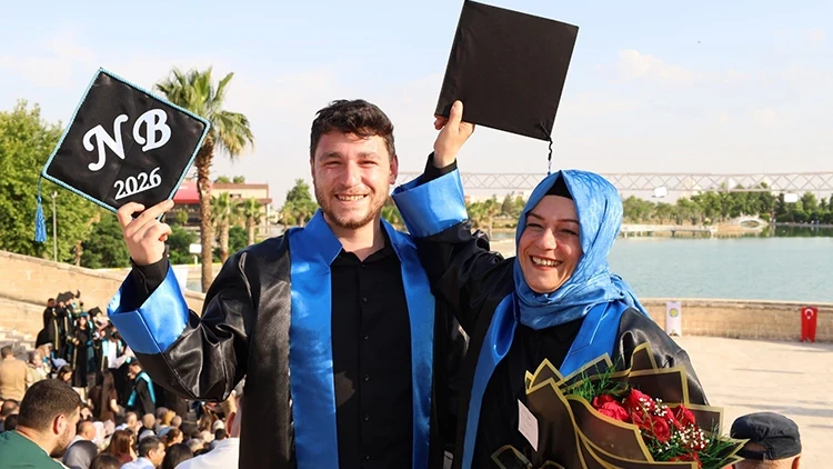 Şanlıurfa’da azimli bir annenin hikayesi! Oğluyla aynı sıradan mezun oldu