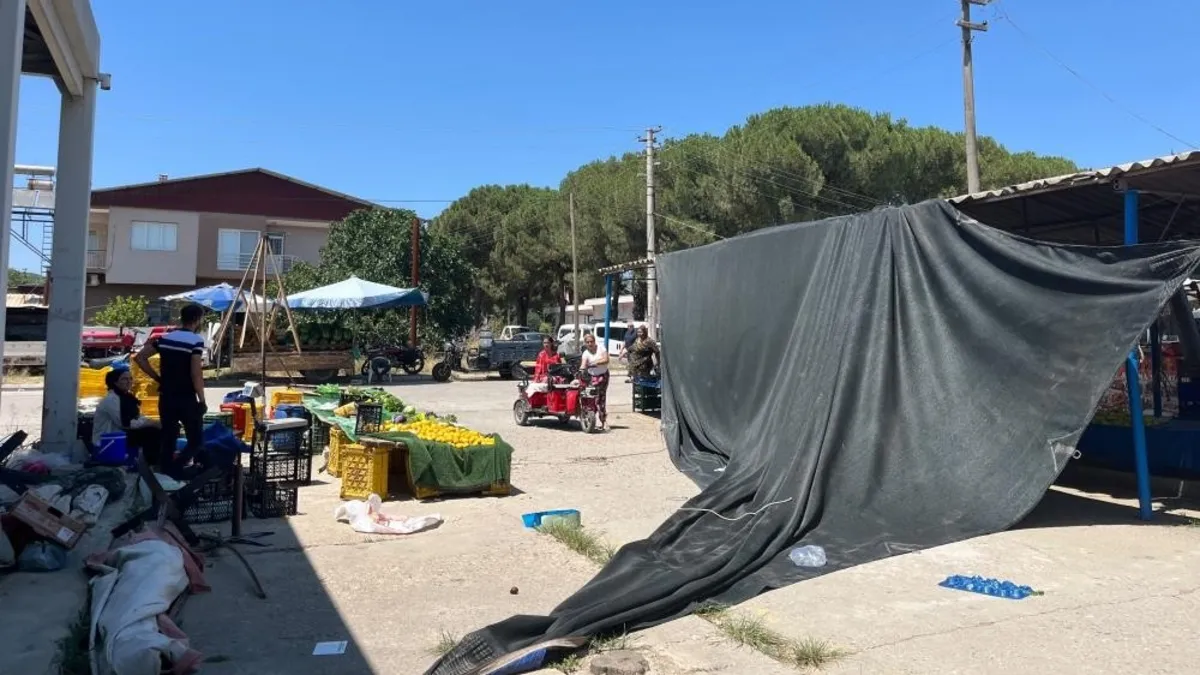 İzmir'de panik anlar! Pazar yeri savaş alanına döndü: Fırtına önüne aldığını fırlattı