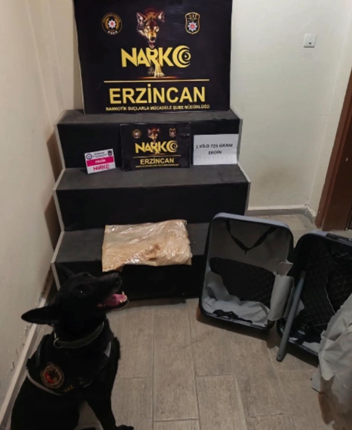 Valiz zulasındaki eroini 'Naz' buldu