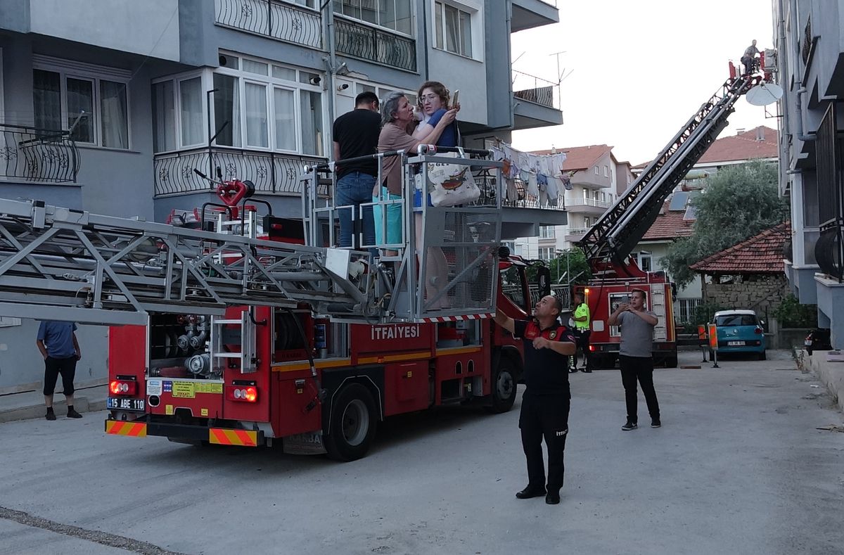 Apartmandaki yangında mahsur kalanlar, merdivenli araçla kurtarıldı