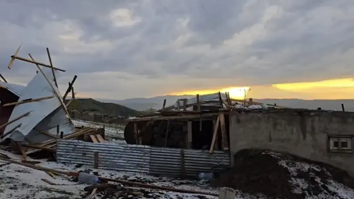 Dolu ve şiddetli rüzgar Ağrı’da bir evin çatısını uçurdu