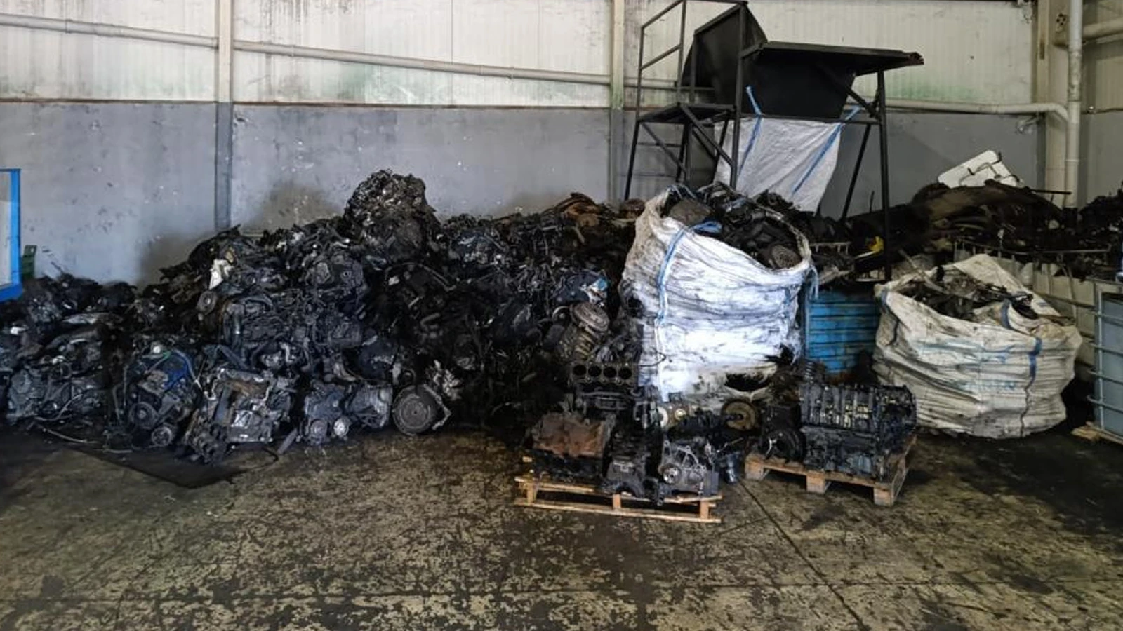 Sakarya'da kaçak araba parçaları gizlenen depoya operasyon