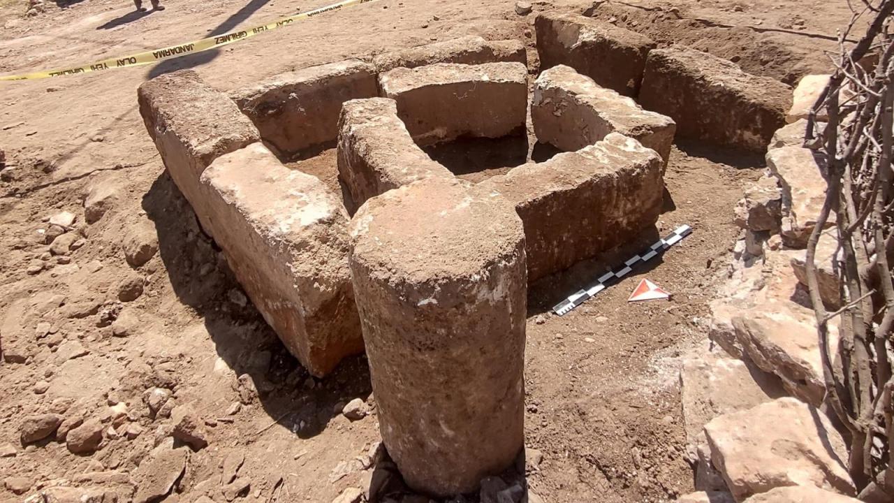Mardin'de parke taşı döşeme çalışmasında tarihi taş bloklar bulundu