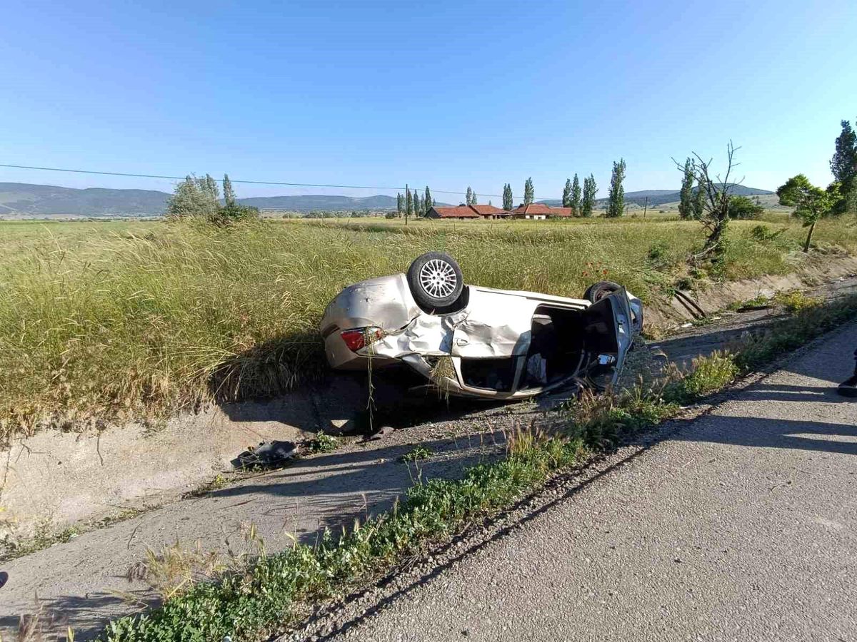 Devrilen otomobilde bir kişi öldü, 3 kişi yaralandı