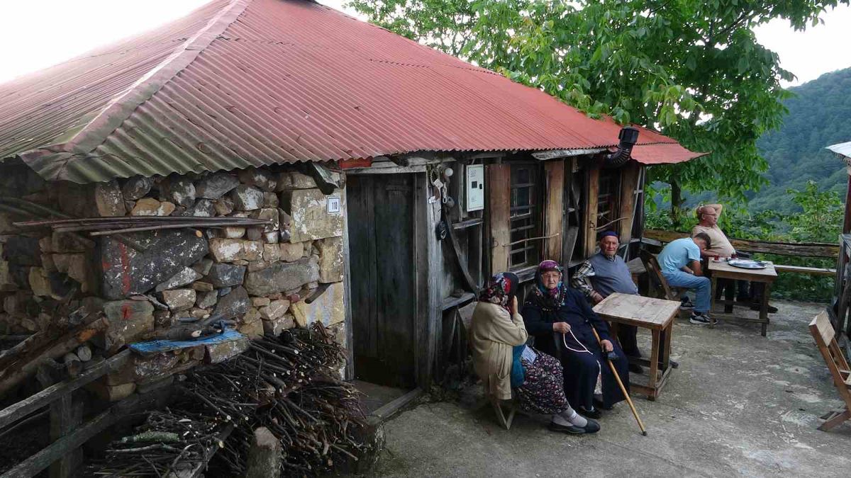 Giresun’da yayla yolundaki 70 yıllık kahvehane zamana direniyor