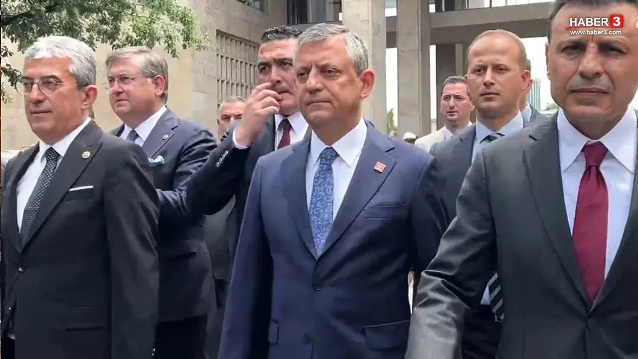 Özgür Özel'den TBMM önünde tarihi çıkış: ''Yargı darbesini püskürttünüz, önce Kurultay!''