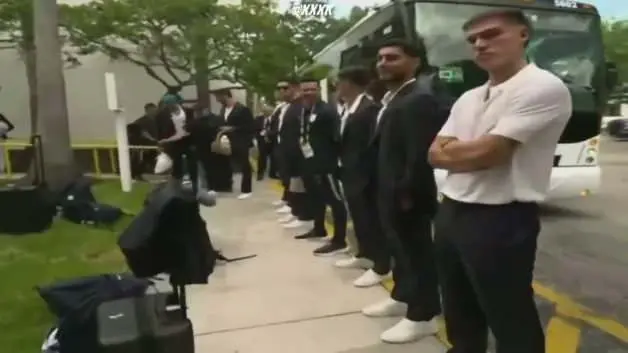 Yıldız futbolcular otobüsten indirildi! Dünya Kupası için gelen takım köpeklerle arandı