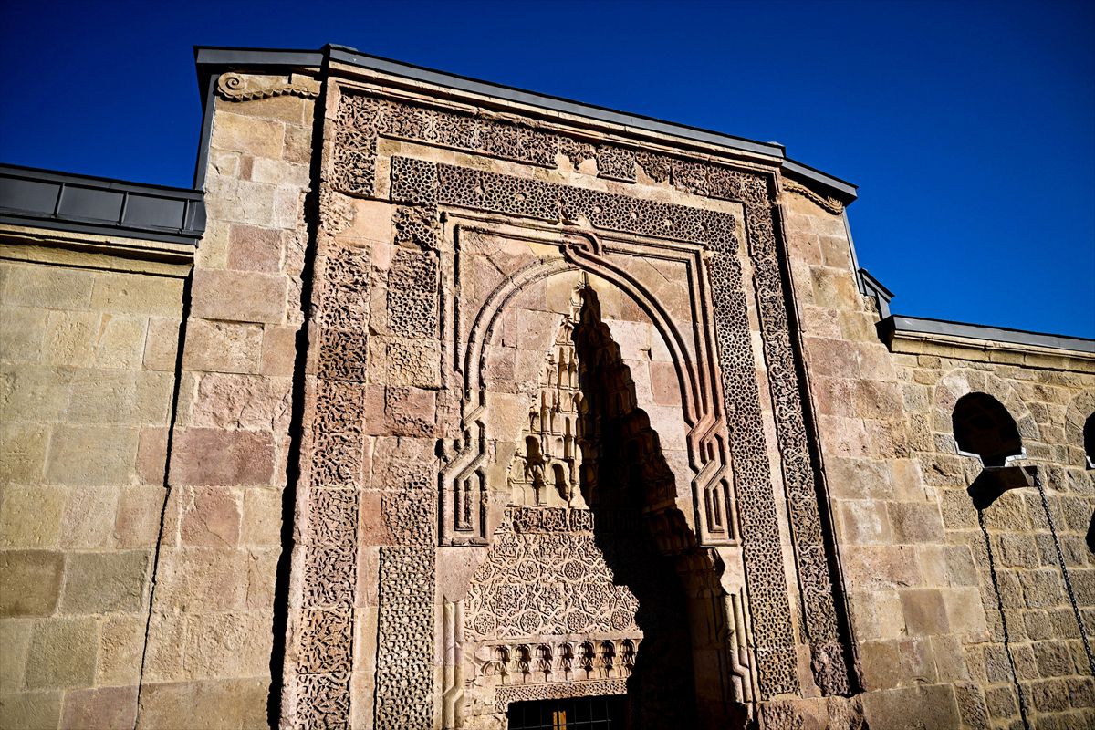 Divriği Ulu Camii ve Darüşşifası'nın Kapılarındaki Gölge Oyunları Ziyaretçileri Büyülüyor