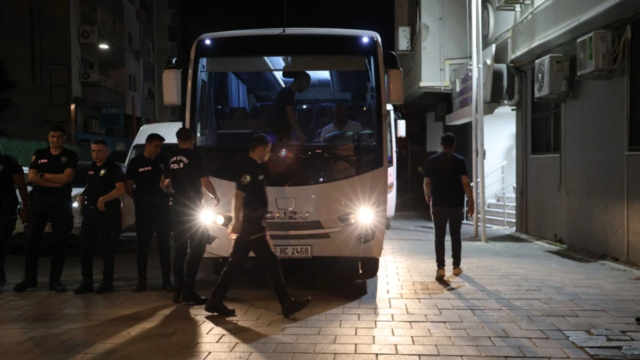 Seferihisar Belediye Başkanı dahil 20 şüpheli adliyede
