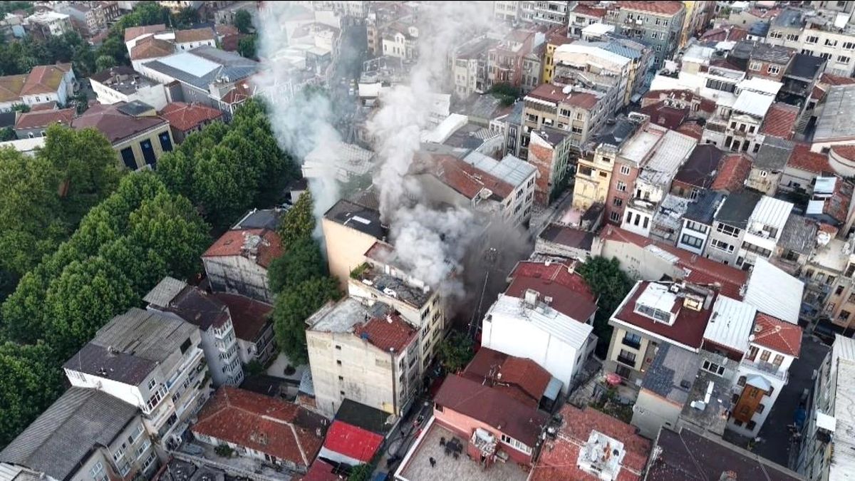 Fatih'te 5 katlı iş hanında yangın: 1 kişi kurtarıldı