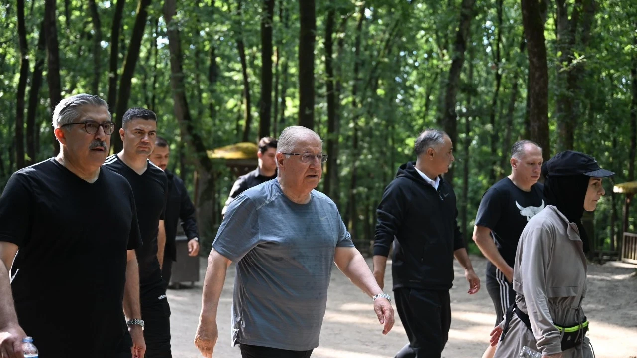 AK Parti Sapanca Kampı'nın ikinci gününde! AK Partili Yayman bakanlar ile sabah yürüyüşünü paylaştı