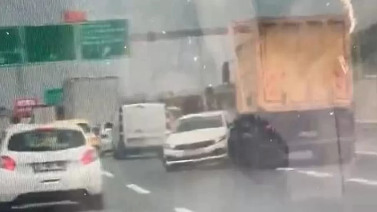 Kuzey Marmara Otoyolu’nda dehşet anları: Tır otomobili metrelerce sürükledi