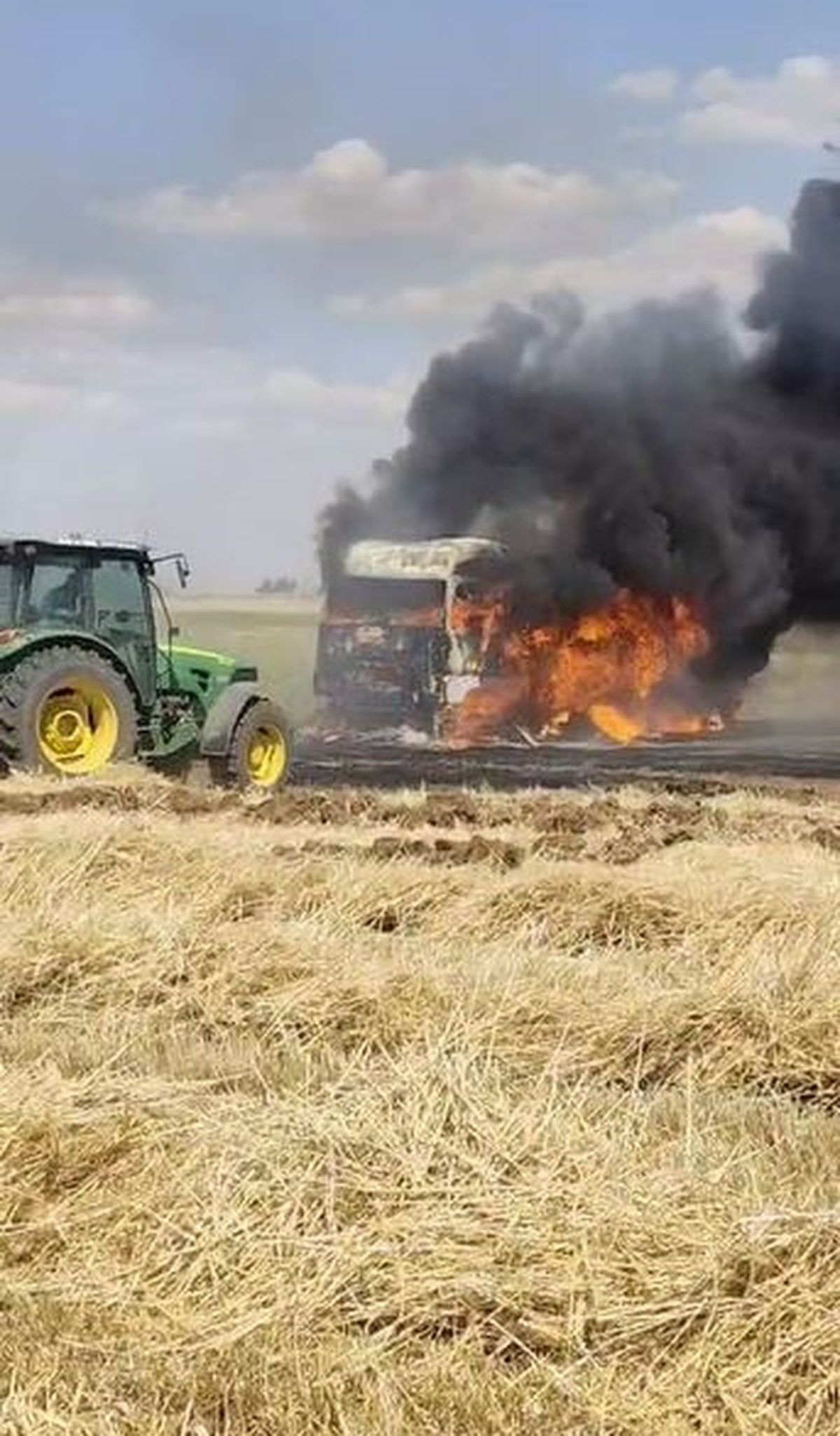 Anız yangınında alevler TIR'a sıçradı; o anlar kamerada
