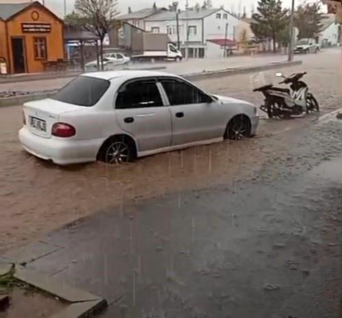 Demirözü'nde sağanak yağış hayatı olumsuz etkiledi