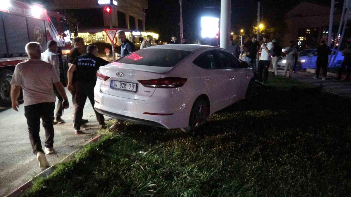 Otomobil, trambüs direğine çarptı: Yaralı sürücü ambulanstan kaçtı
