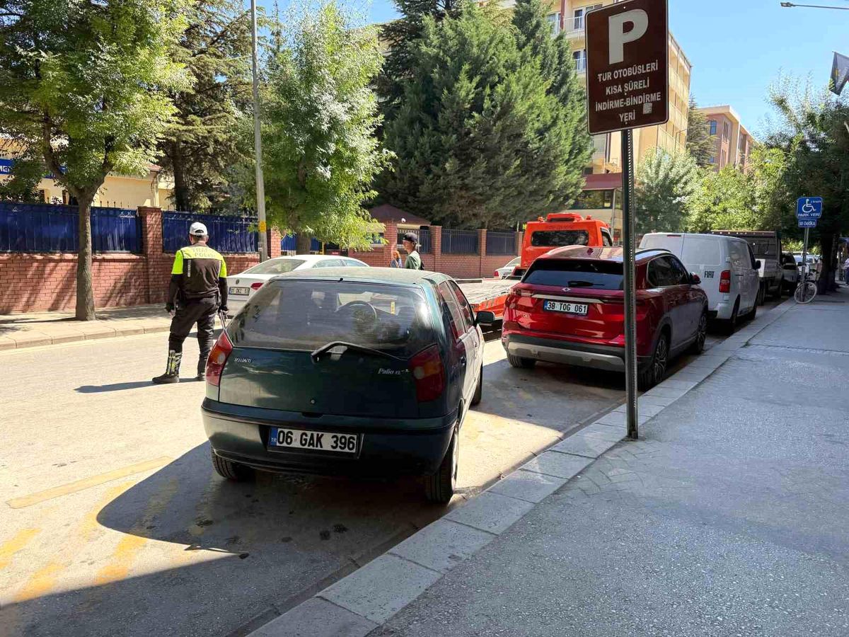 Tur otobüslerine ayrılan alana park eden araçlar ceza kesildi