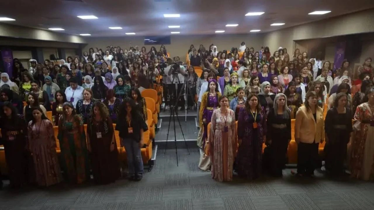 Demokratik Yerel Yönetimler Kadın Konferansı | Uçar: Özgür geleceği inşa edeceğiz
