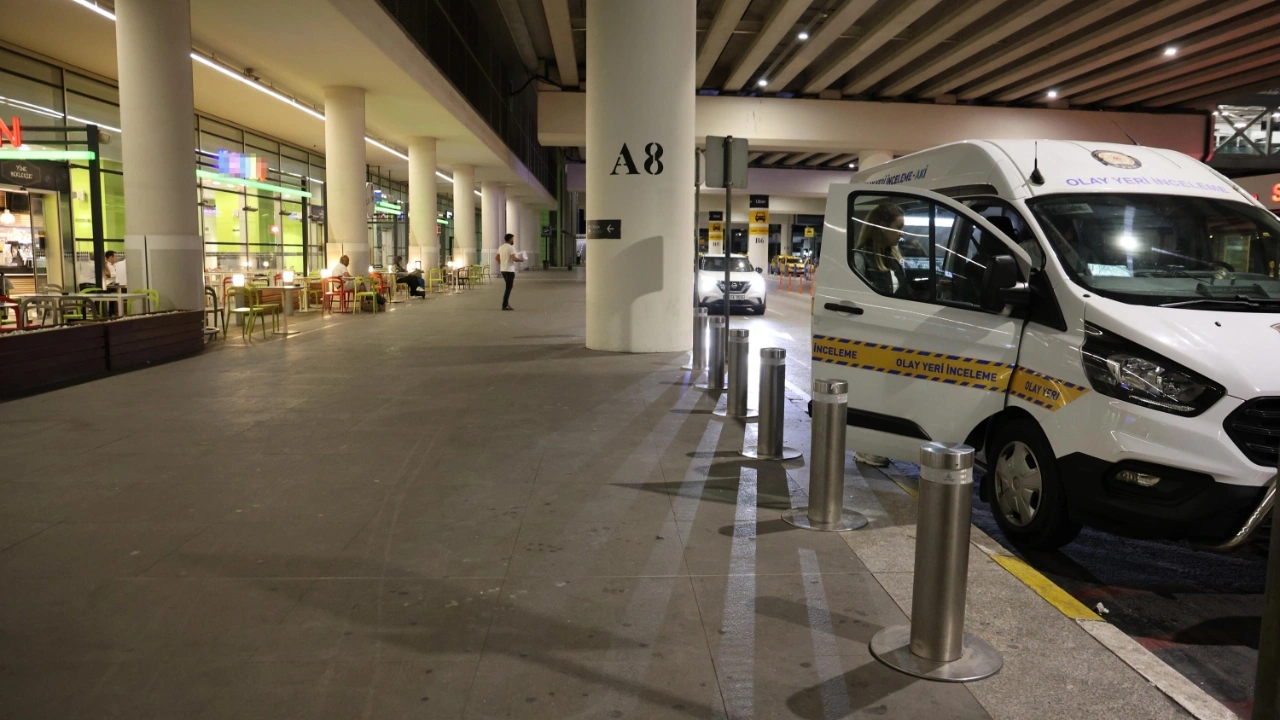 Havalimanı'nda bıçaklı saldırı: 1'i komiser 4 polis yaralandı