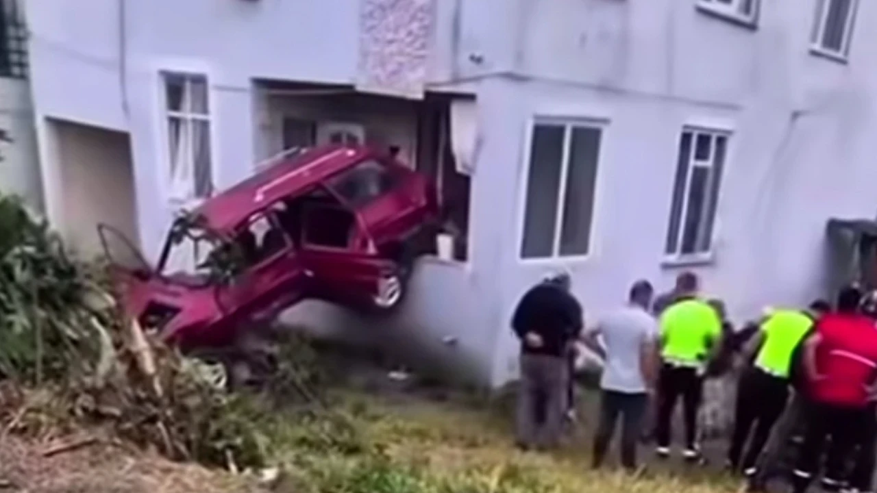 Samsun'da korkunç kaza: Kontrolden çıkan otomobil önce durağa çarptı, ardından eve girdi