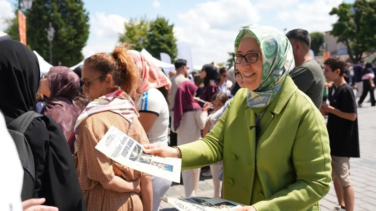 Ayasofya Meydanı'nda anlamlı etkinlik: Vatandaşlara "özel gazete" dağıtıldı