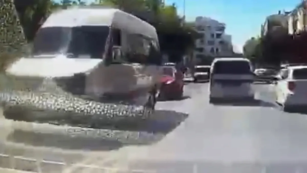 İki şeridin arasına daldı, iki araca çarptı: Feci kaza kamerada