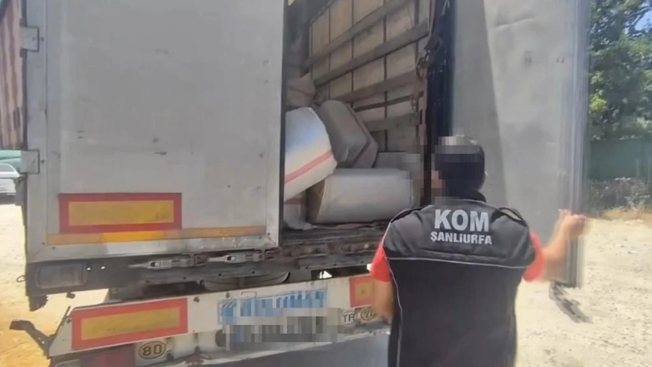 Saman balyası altından milyonluk kaçakçılık çıktı