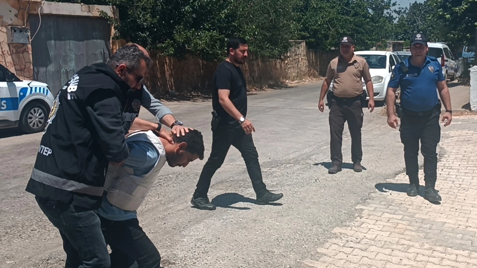 Evinde tabancayla vurulmuş halde bulundu; katil bina görevlisi çıktı