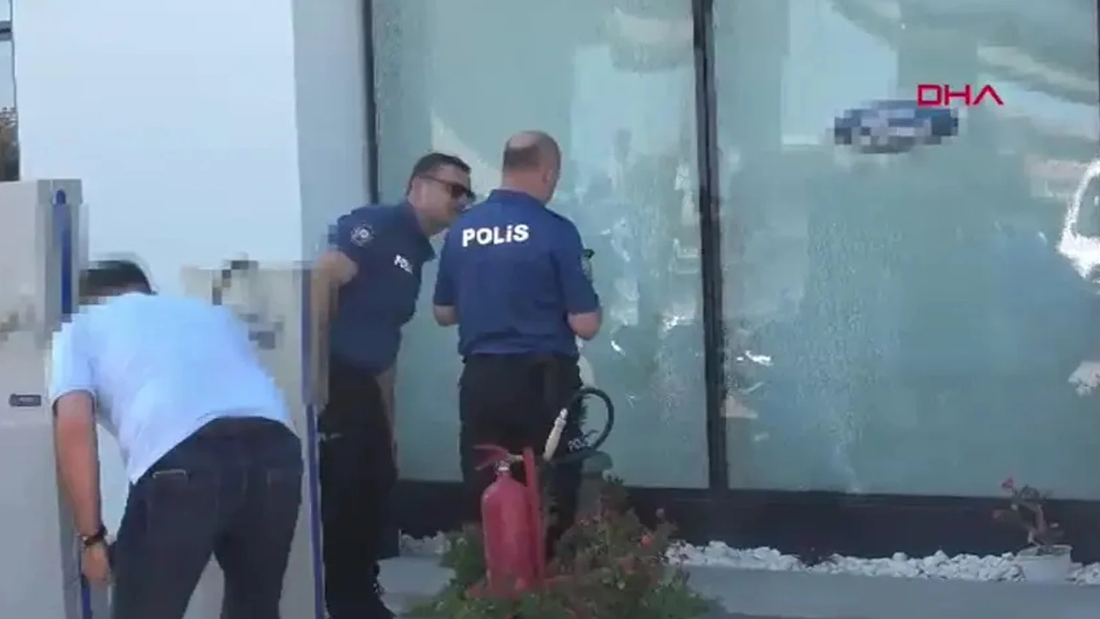 İstanbul'dan sonra Antalya'da da Otokoç galerisine silahlı saldırı
