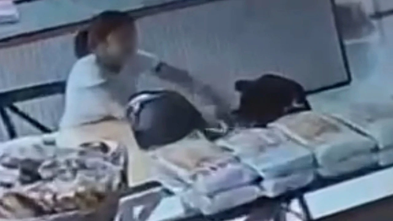 Pişkin müşteri: Şekerin biri çay attı geri kalanını çantaya