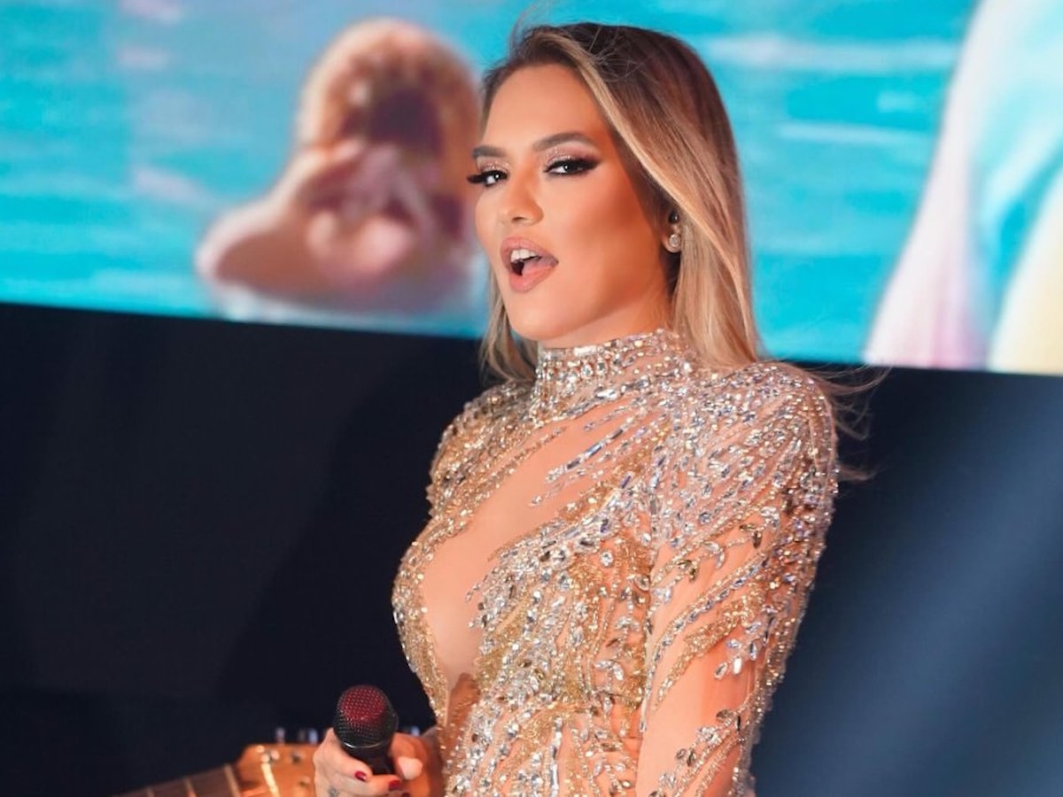 Demet Akalın yaz sezonunu Bodrum'da açtı Bikinili pozuna beğeni yağdı