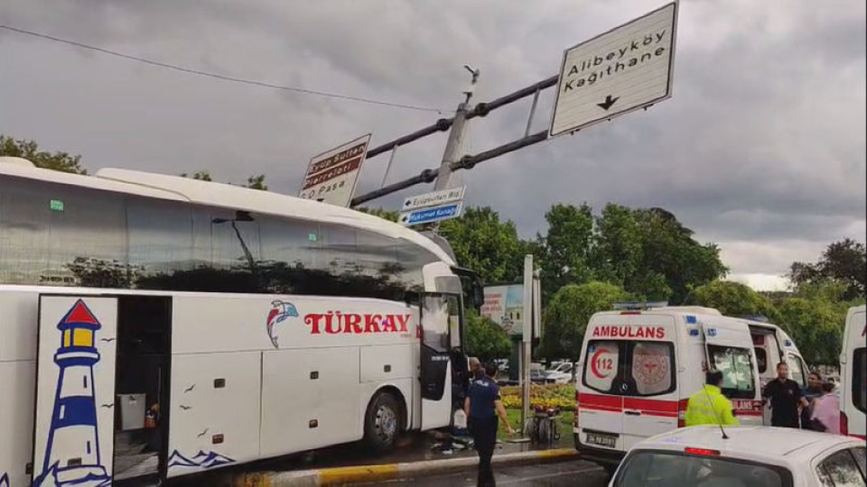 Otobüs yönlendirme direğine çarptı